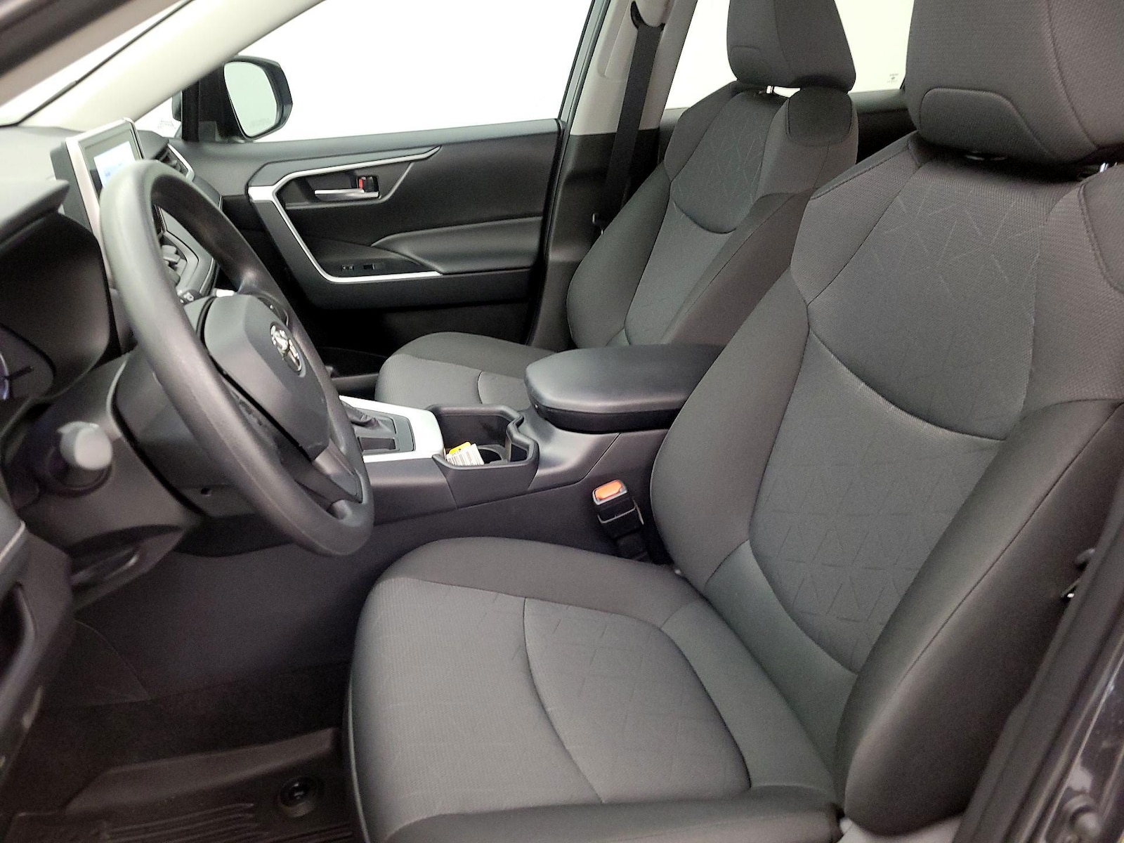 2025 Toyota RAV4 XLE - Photo 12