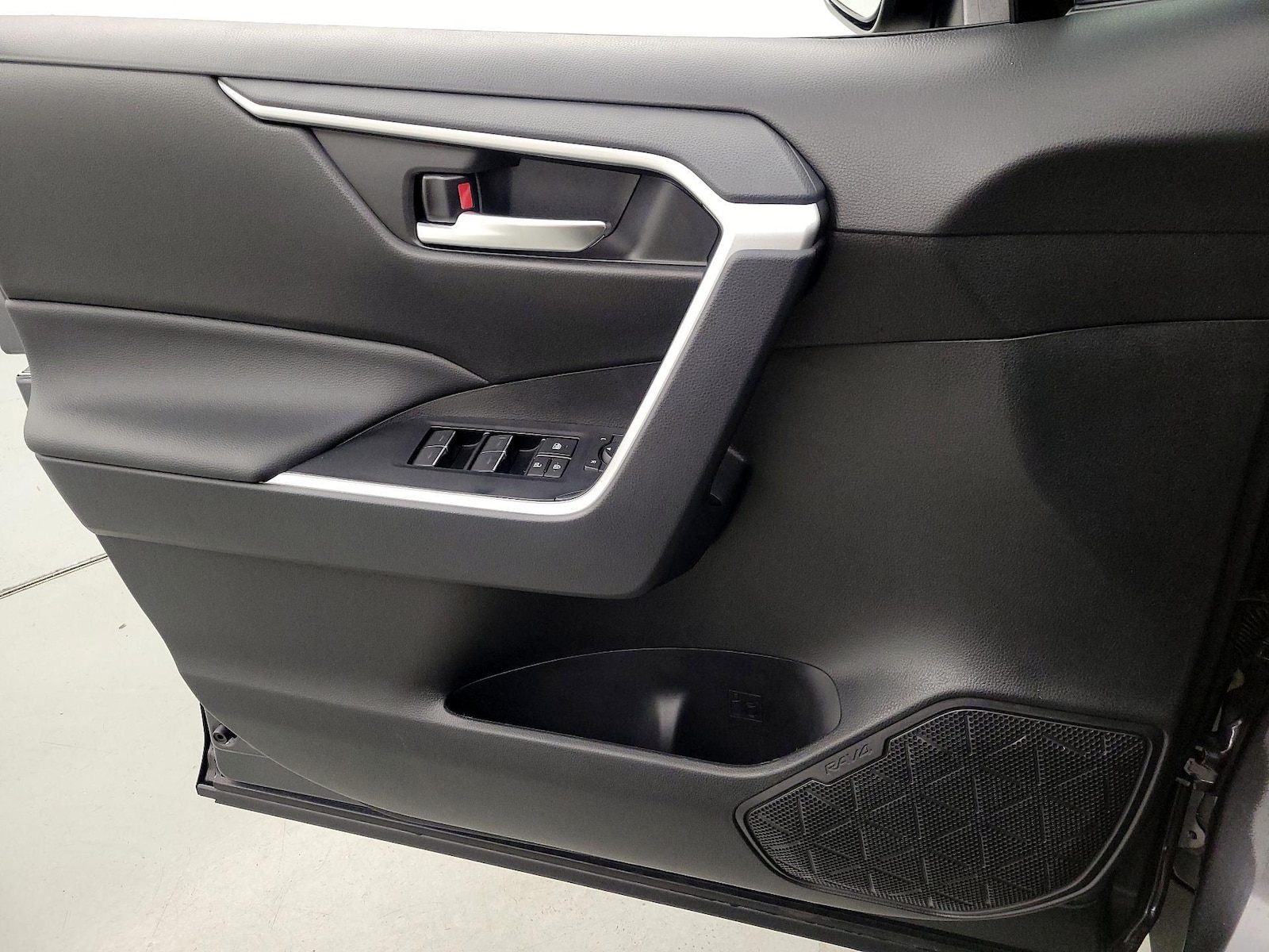 2025 Toyota RAV4 XLE - Photo 13