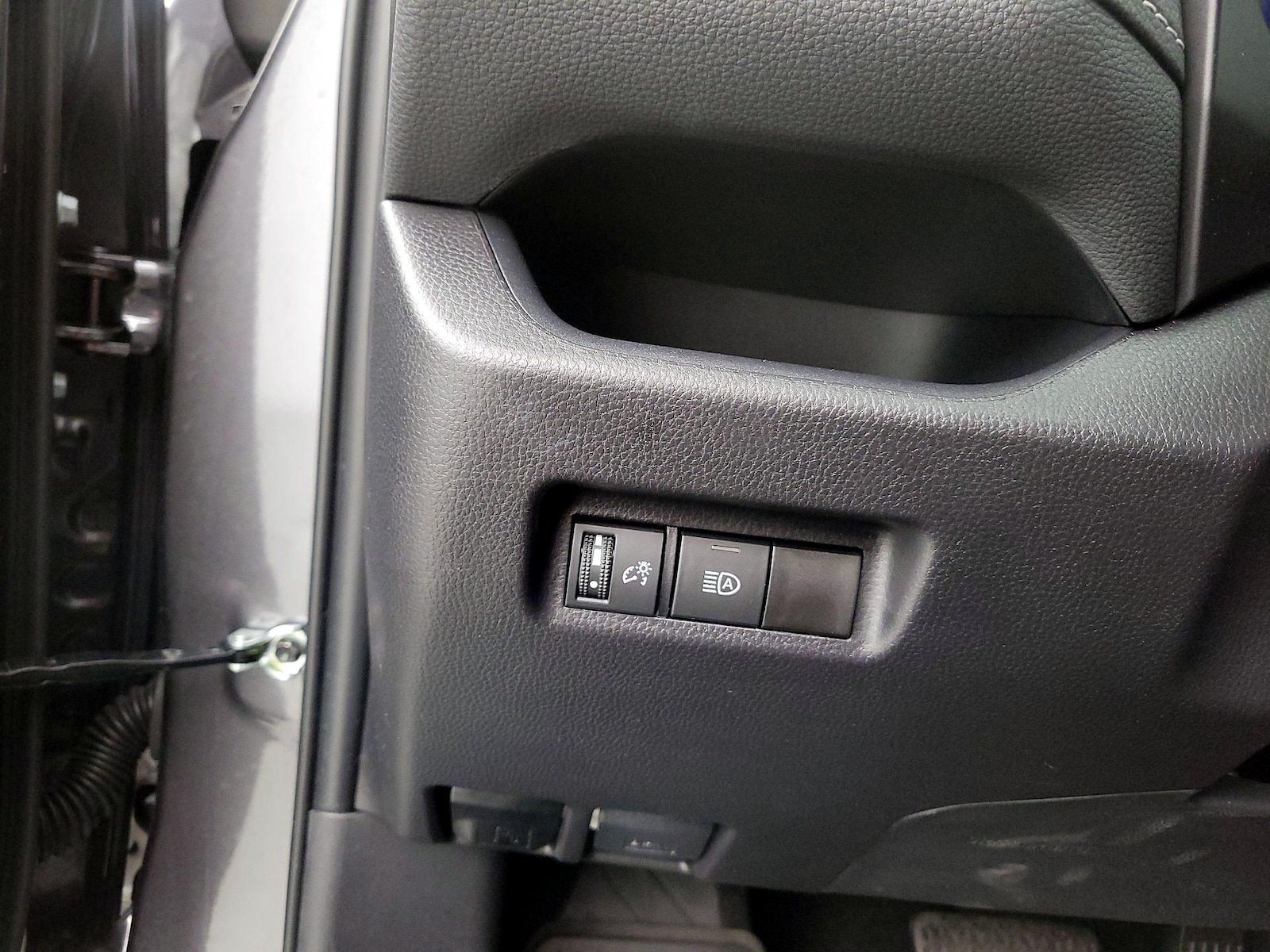 2025 Toyota RAV4 XLE - Photo 14