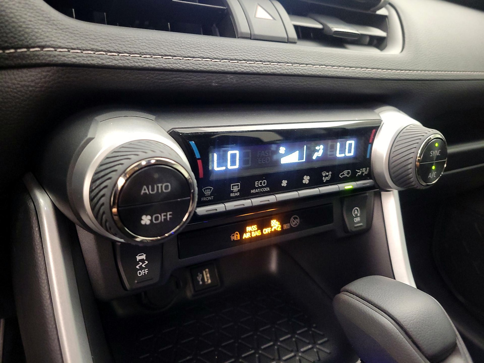 2025 Toyota RAV4 XLE - Photo 17