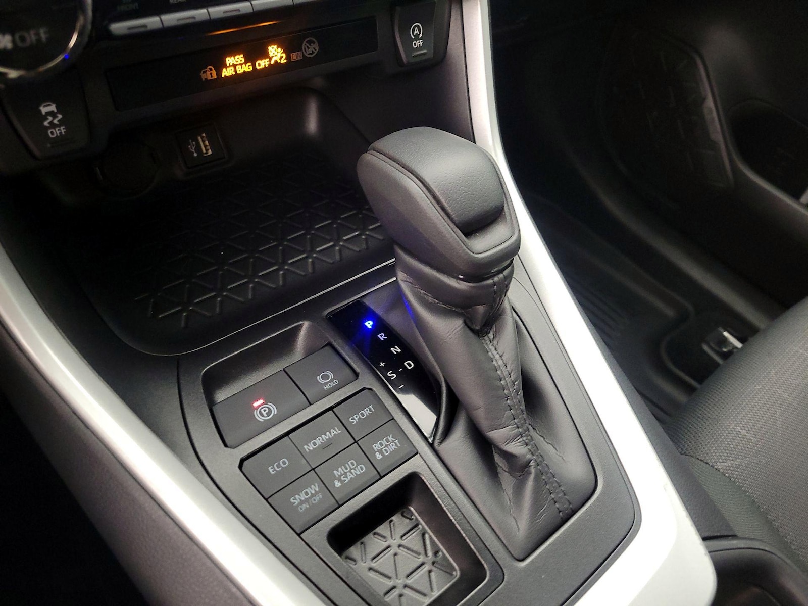 2025 Toyota RAV4 XLE - Photo 18
