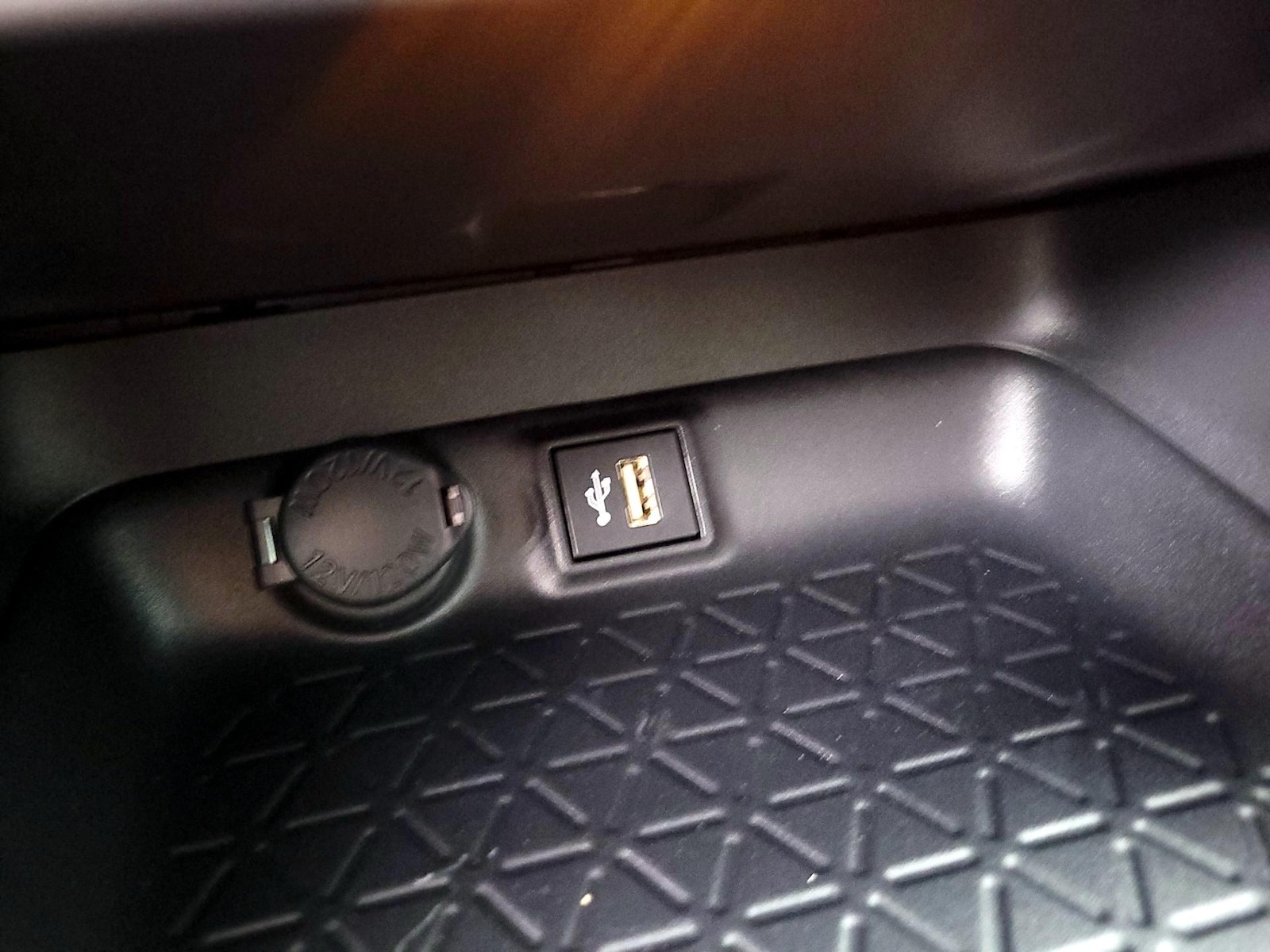 2025 Toyota RAV4 XLE - Photo 19