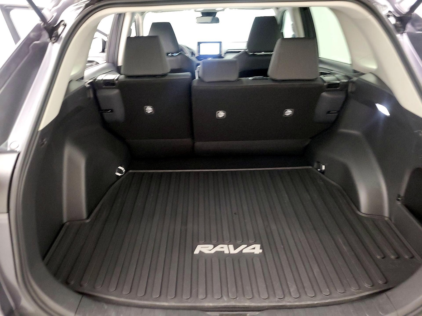 2025 Toyota RAV4 XLE - Photo 21