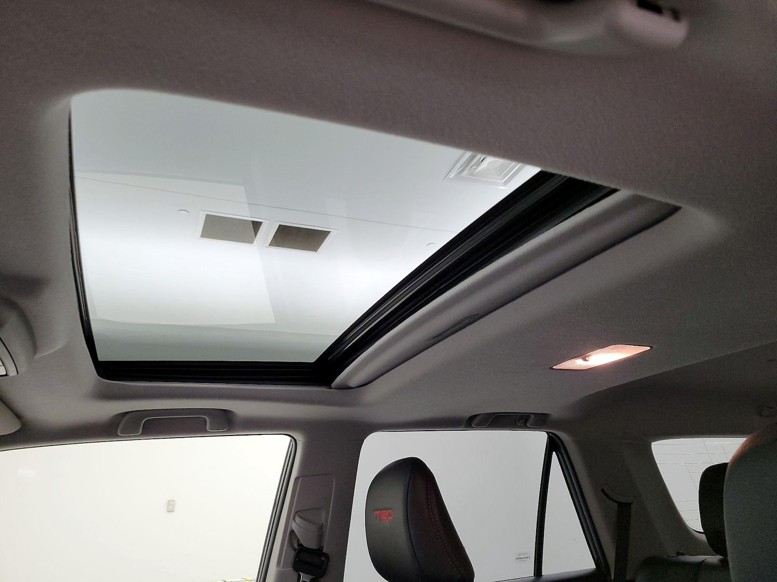 Sunroof(s) & Overhead Airbags