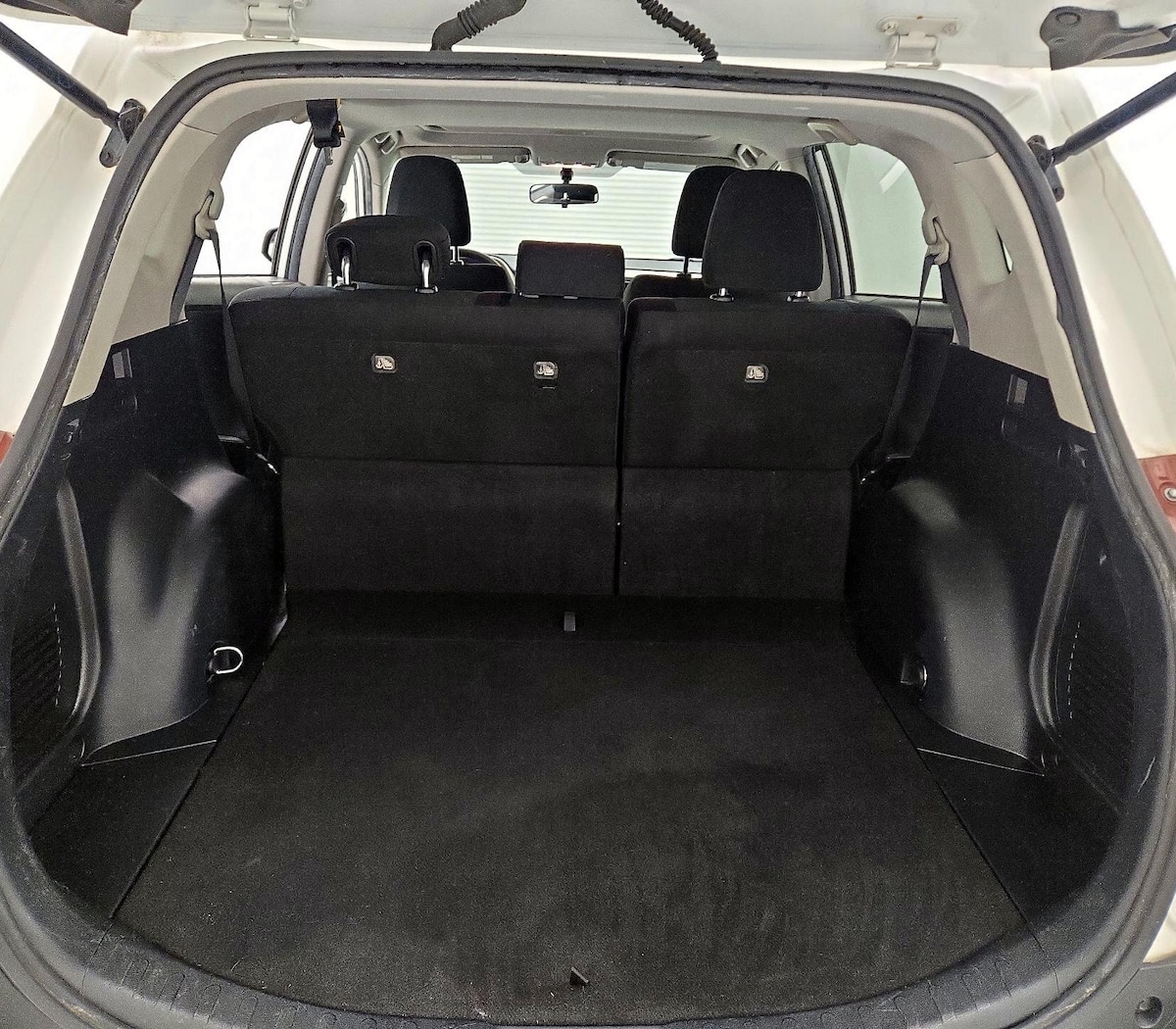 Trunk/Cargo (Seats Up)