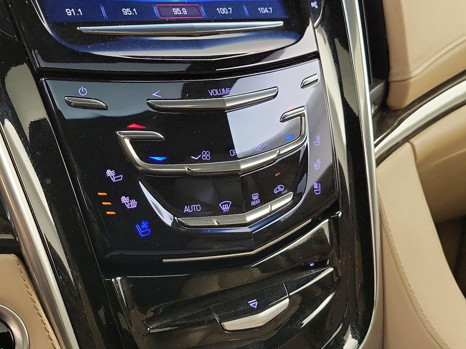 2019 Cadillac Escalade Platinum - Photo 17