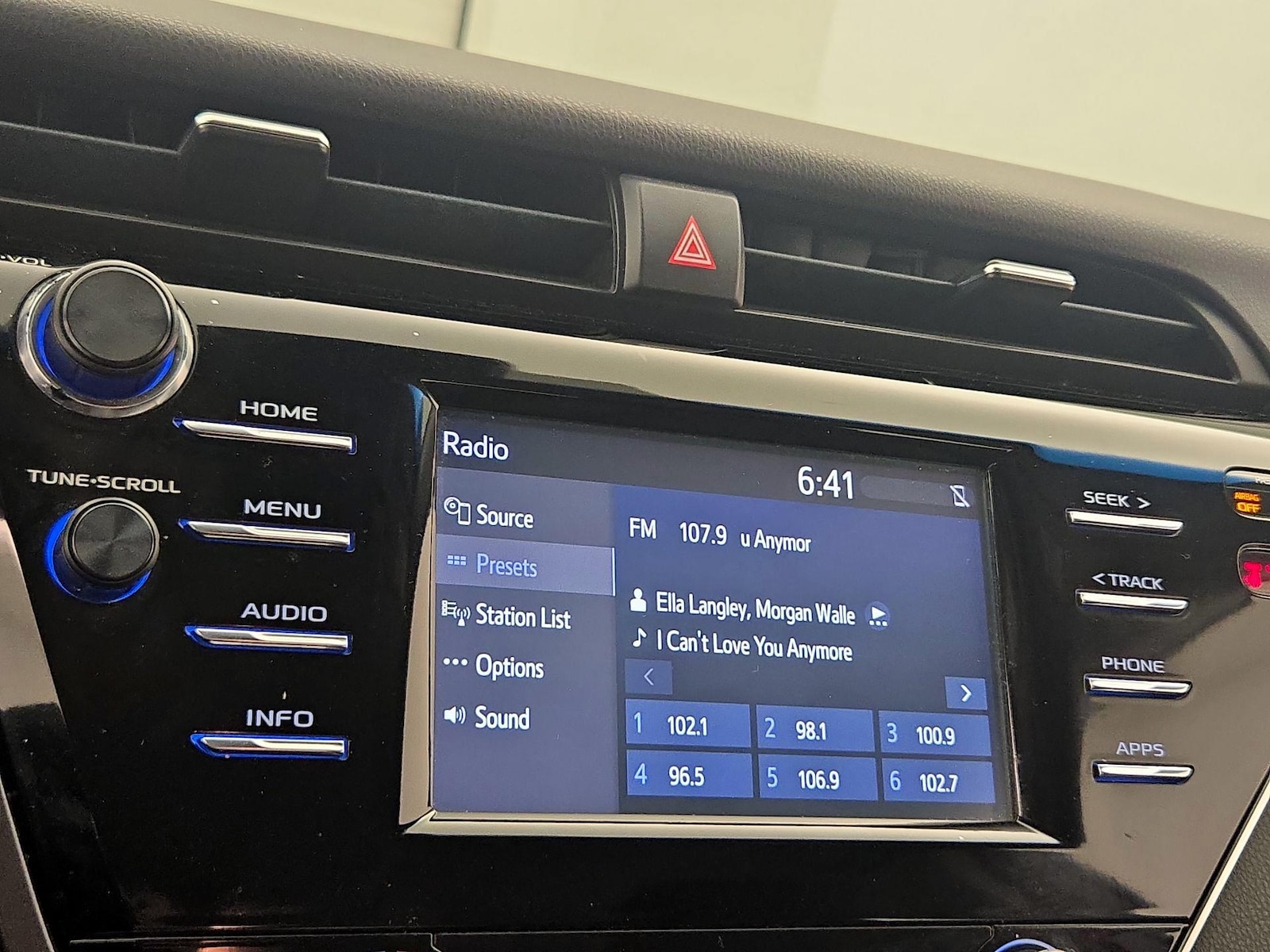 2018 Toyota Camry SE - Photo 16