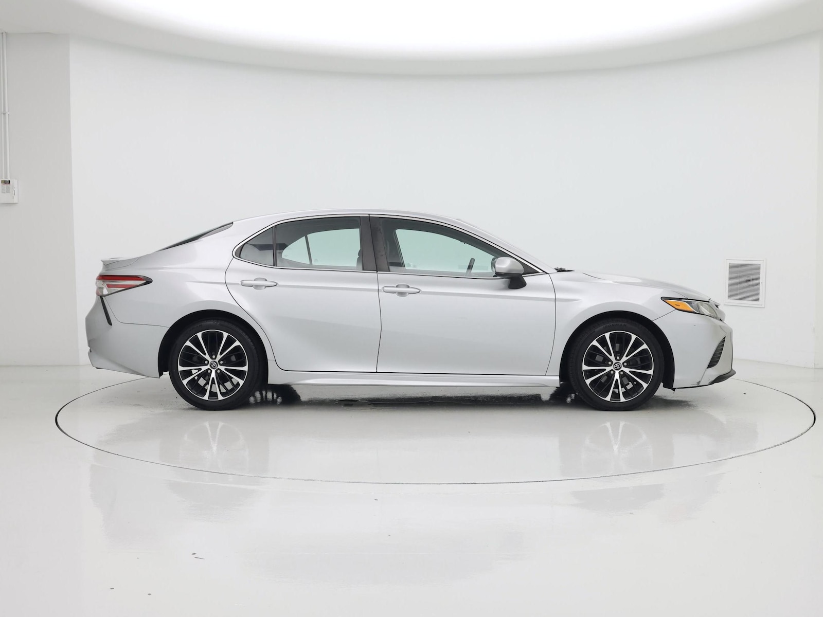 2018 Toyota Camry SE - Photo 8