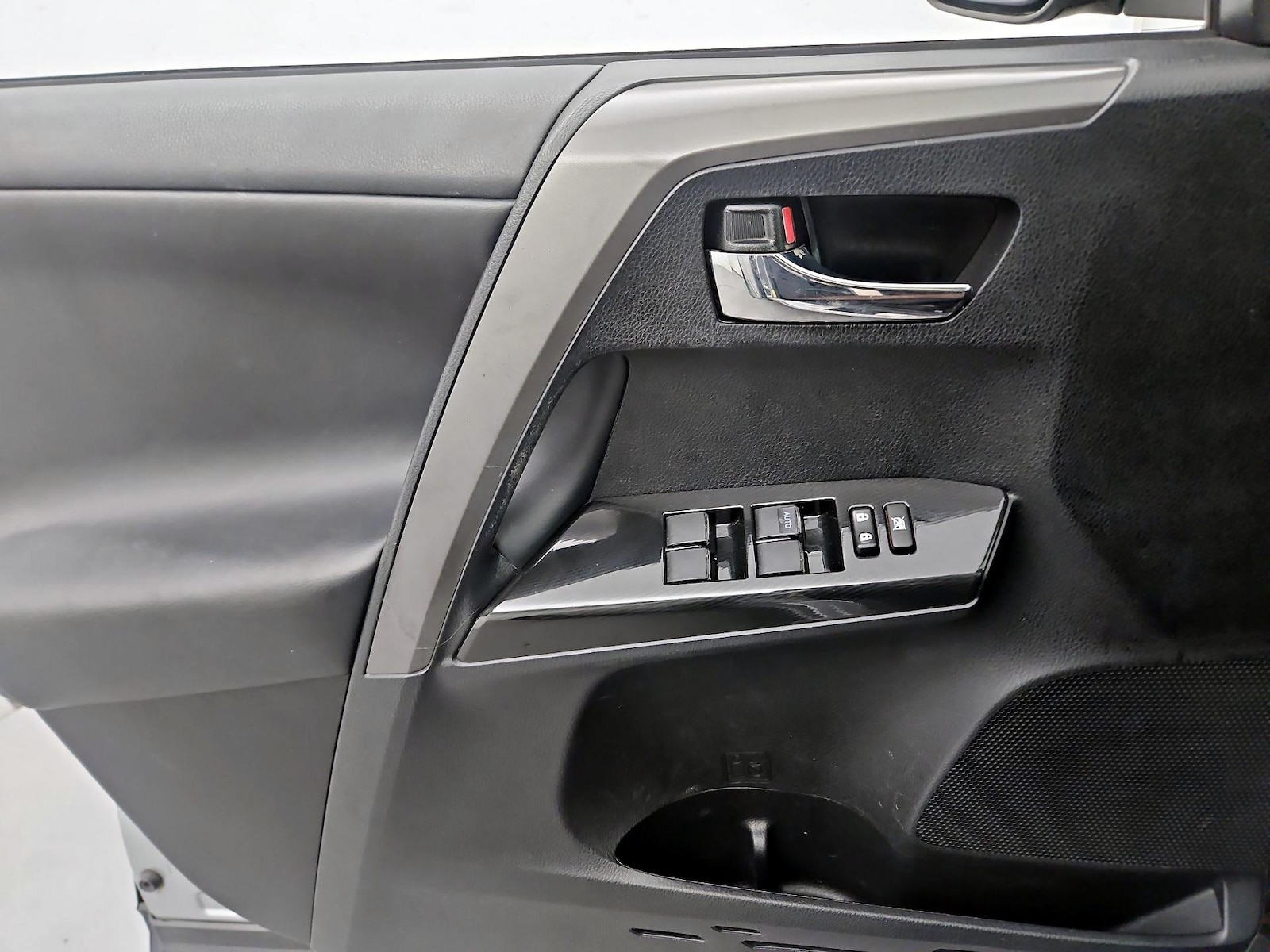 2018 Toyota RAV4 SE - Photo 13