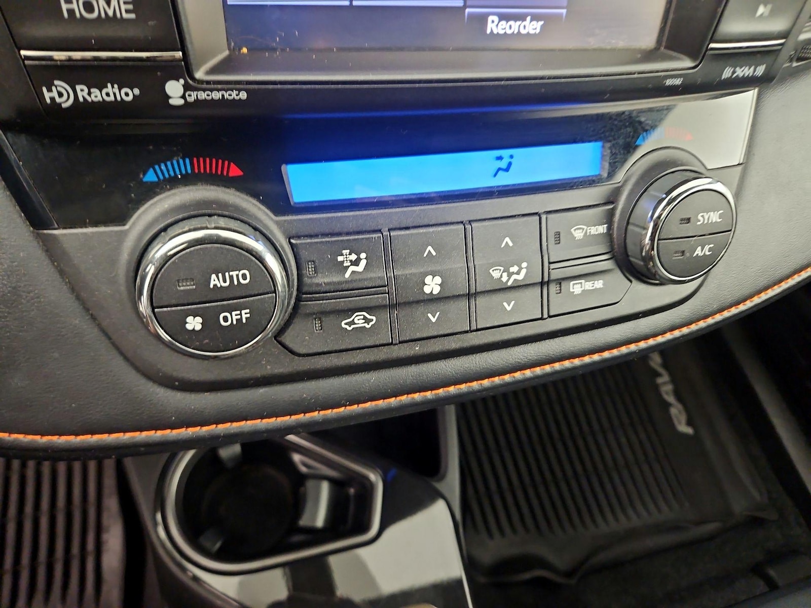 2018 Toyota RAV4 SE - Photo 17
