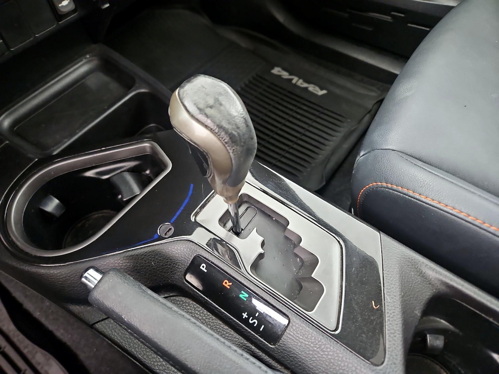2018 Toyota RAV4 SE - Photo 18