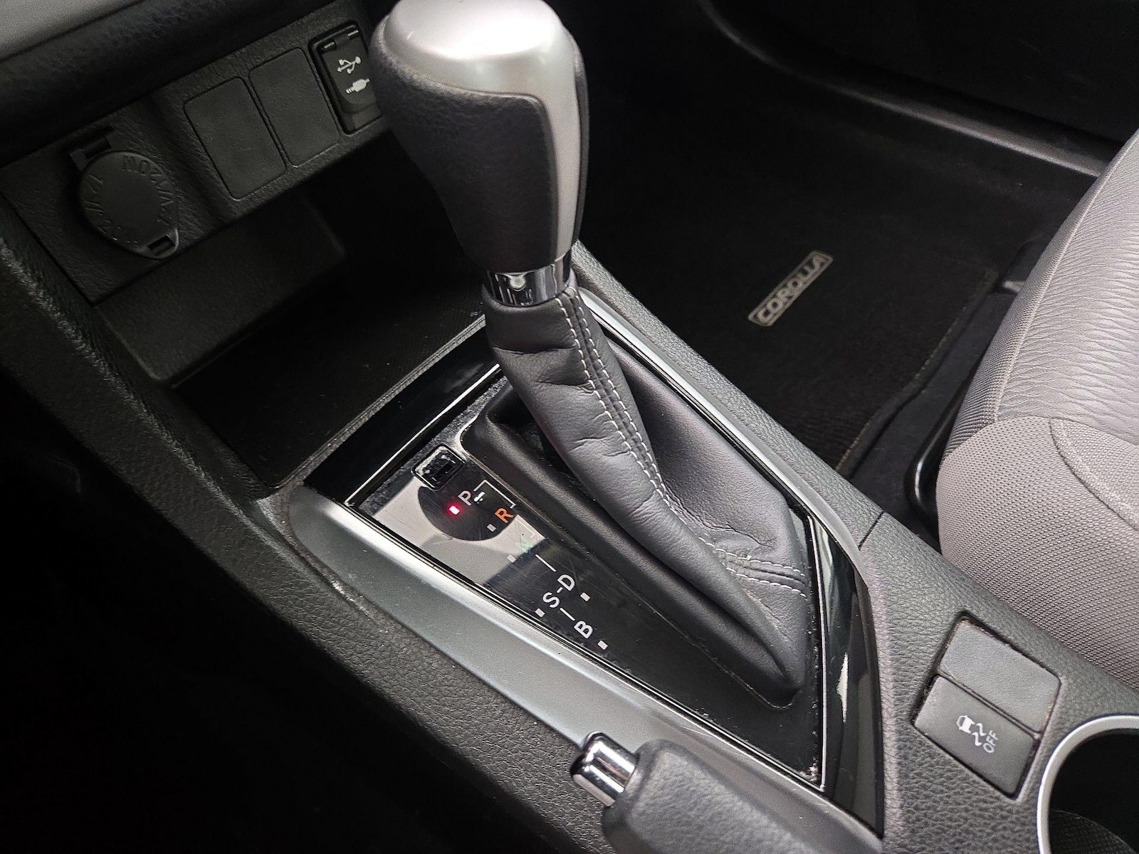 2018 Toyota Corolla LE - Photo 18