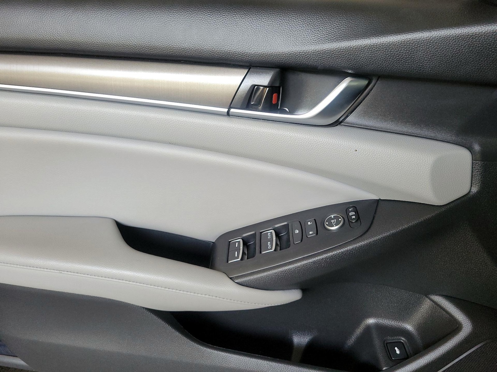 2018 Honda Accord LX - Photo 13