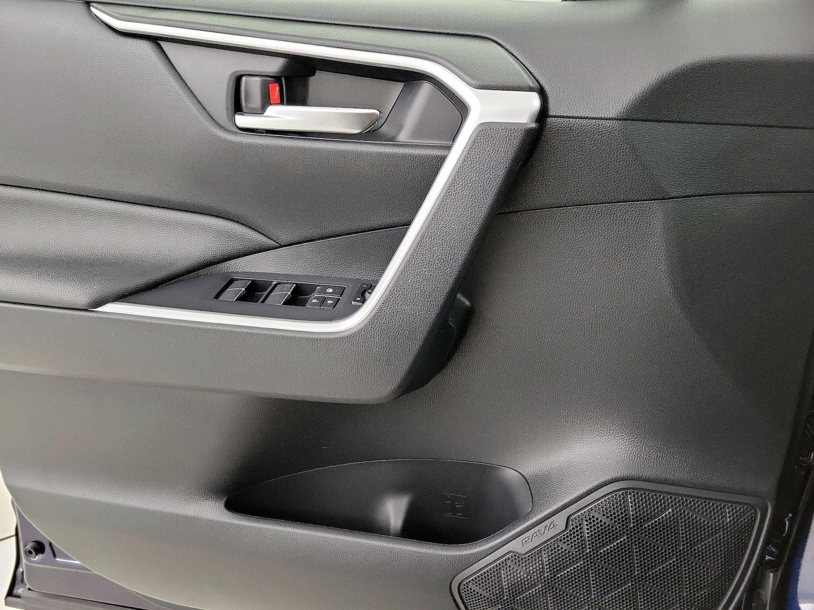 2023 Toyota RAV4 XLE - Photo 13