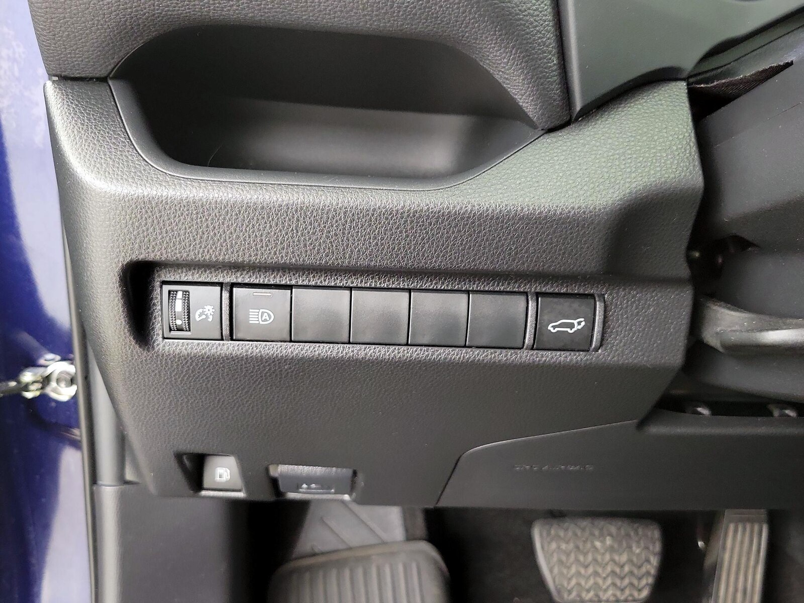 2023 Toyota RAV4 XLE - Photo 14