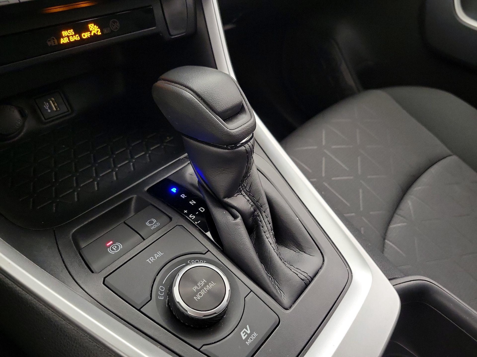 2023 Toyota RAV4 XLE - Photo 18