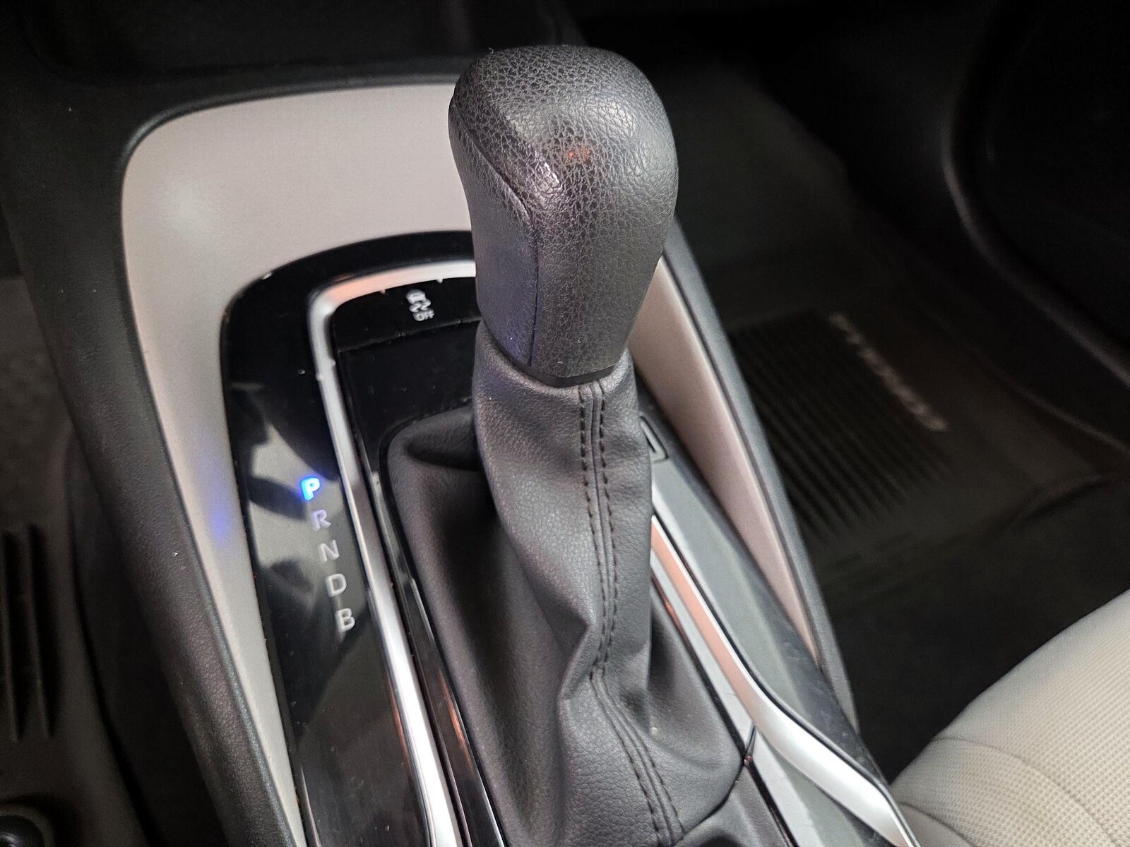 2021 Toyota Corolla LE - Photo 18