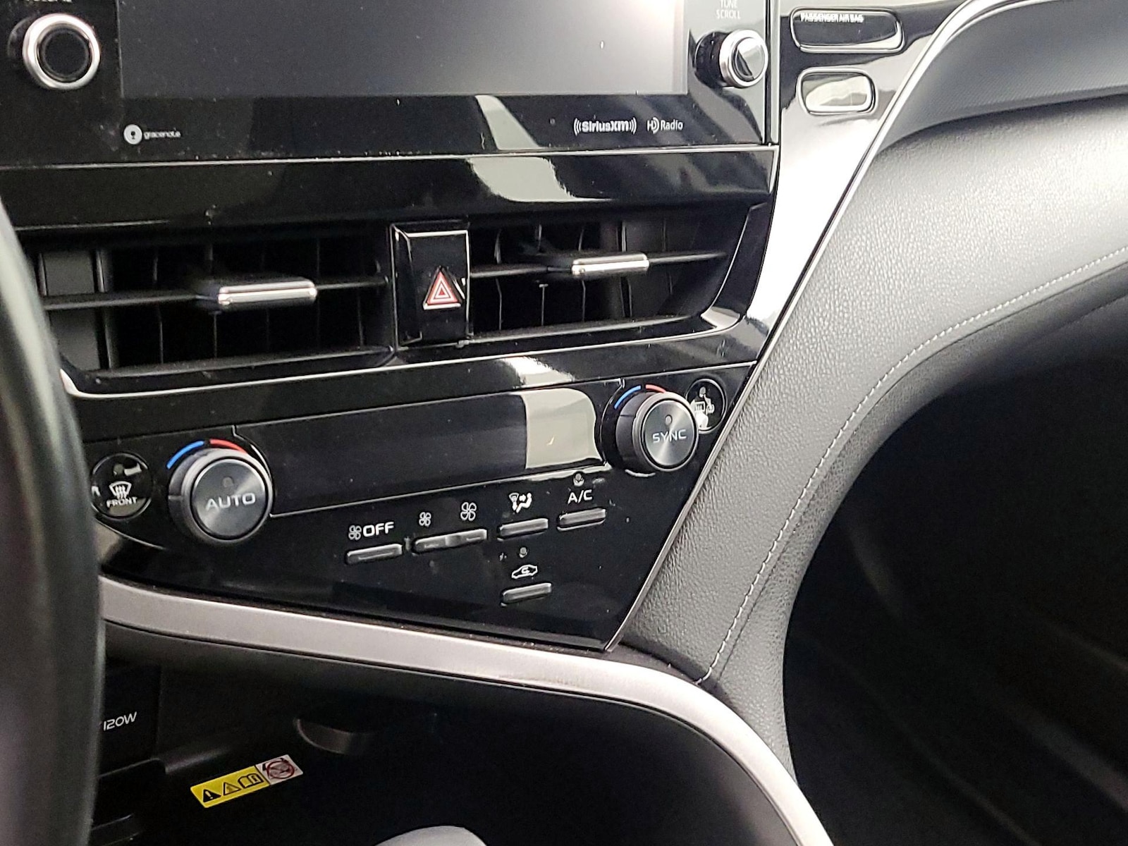 2022 Toyota Camry SE - Photo 17