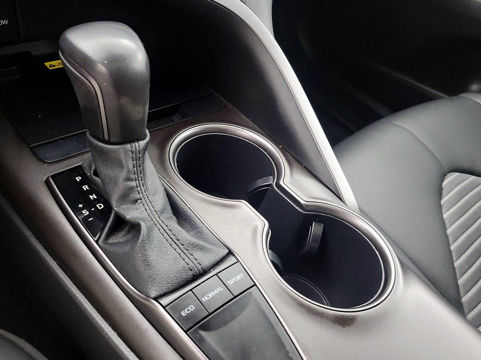 2022 Toyota Camry SE - Photo 18