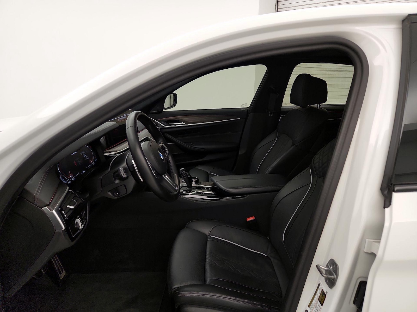 2023 BMW 5 Series M550i - Photo 12