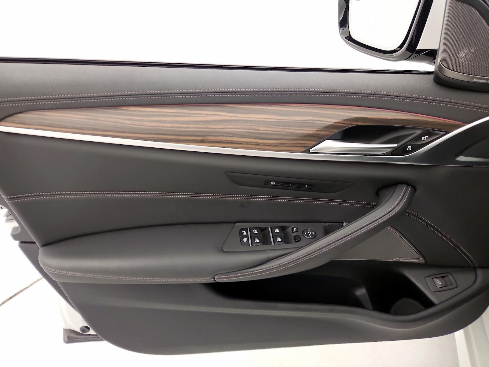2023 BMW 5 Series M550i - Photo 13