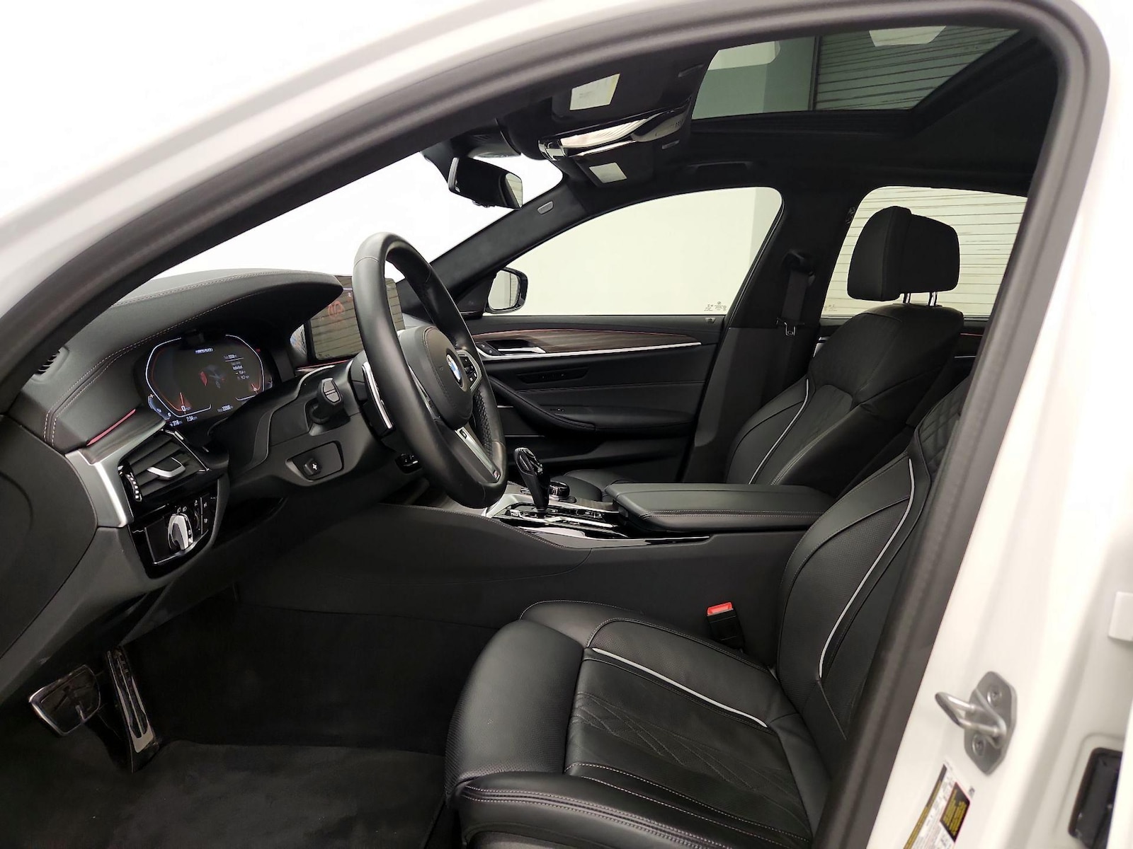 2023 BMW 5 Series M550i - Photo 20