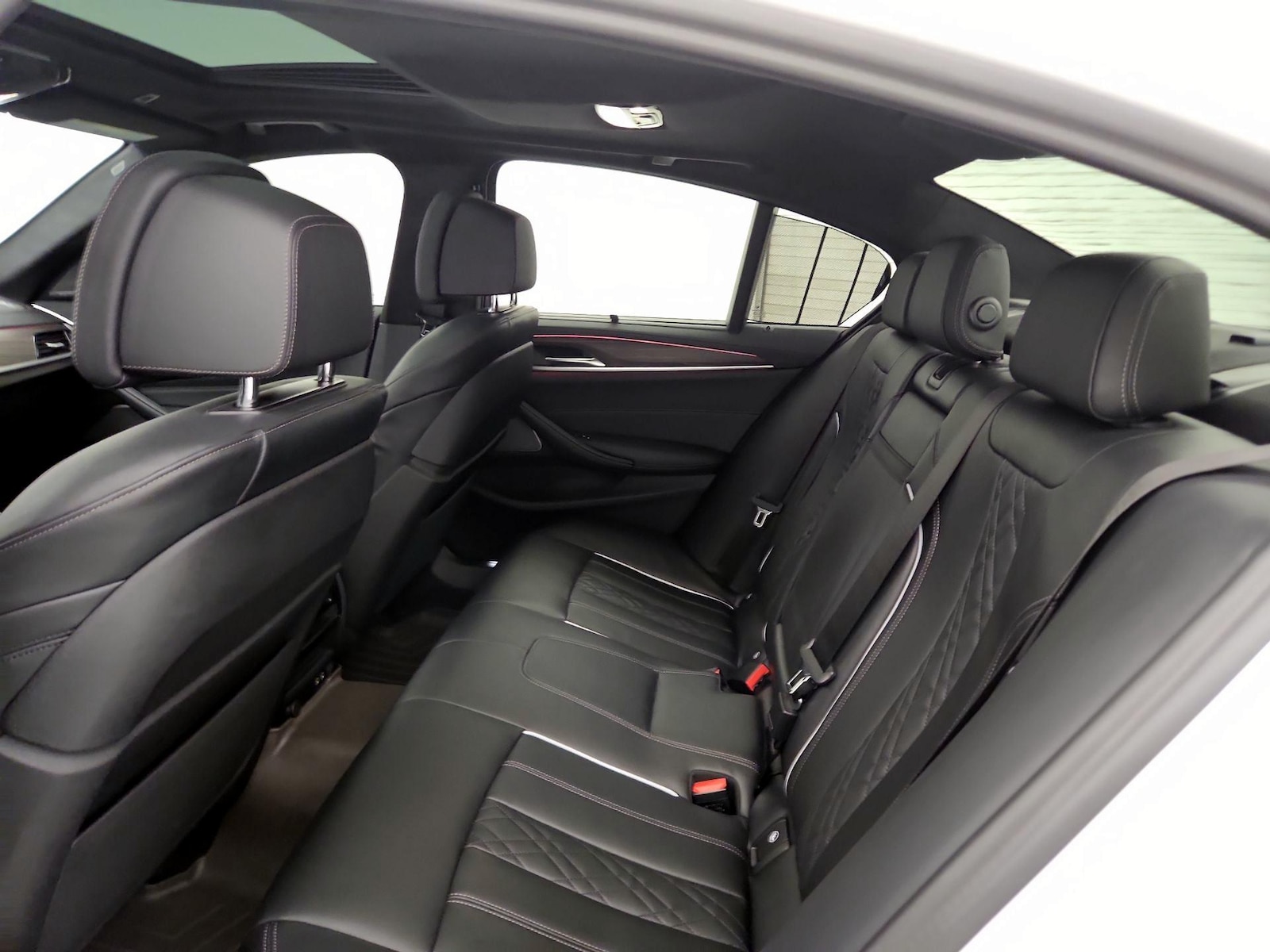 2023 BMW 5 Series M550i - Photo 21