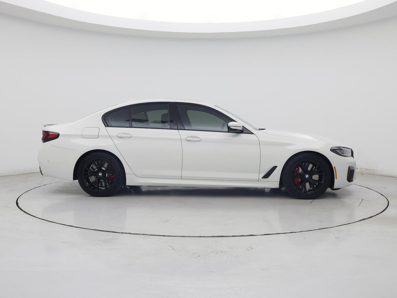2023 BMW 5 Series M550i - Photo 8