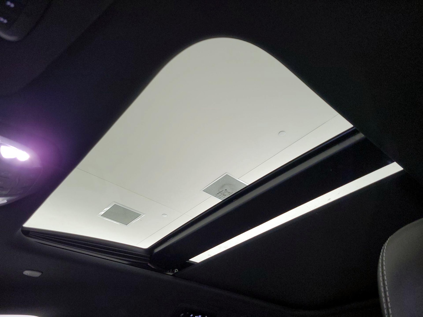Panoramic Sunroof & Skylight(s)