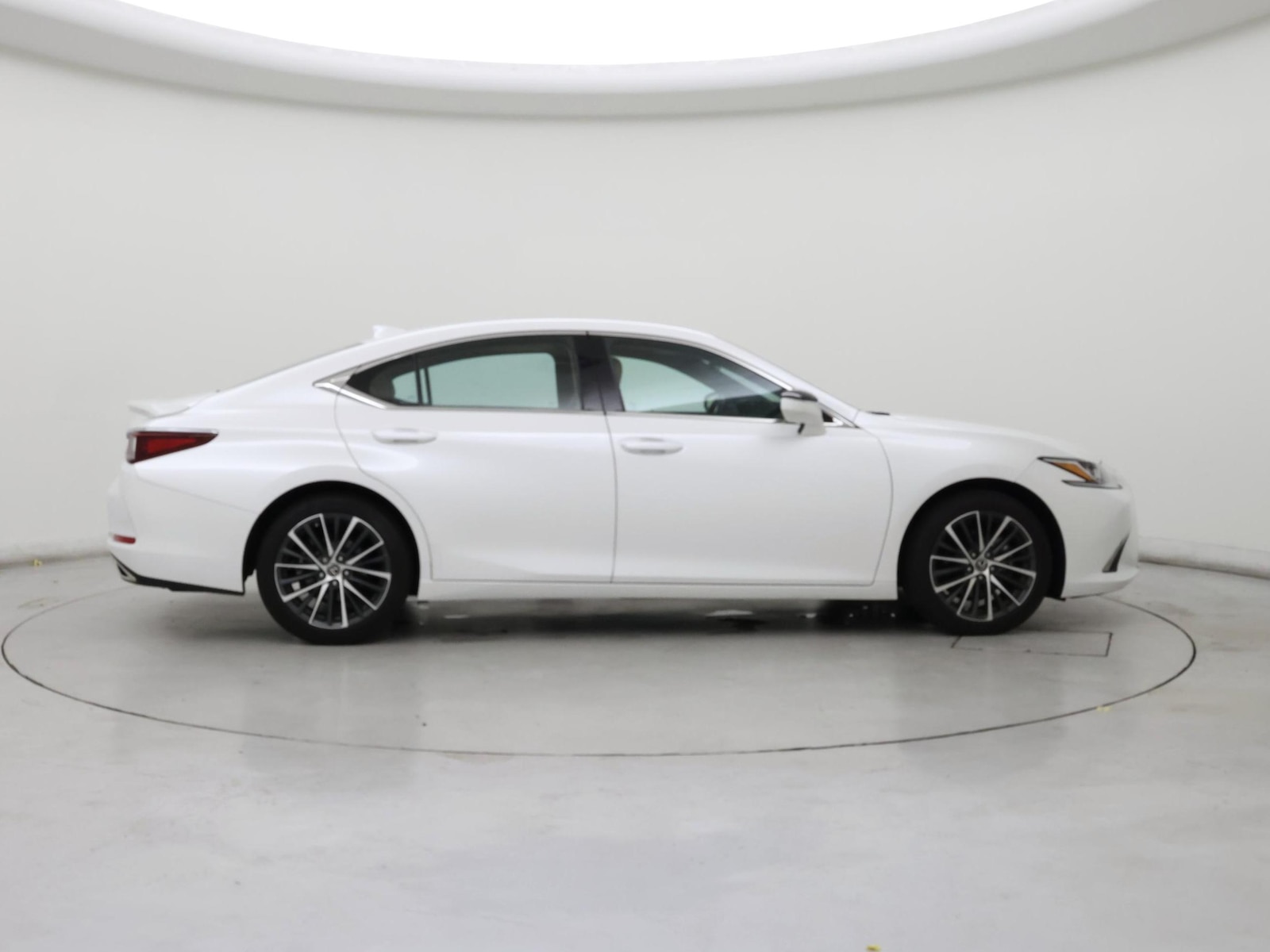 2025 Lexus ES 350 - Photo 8