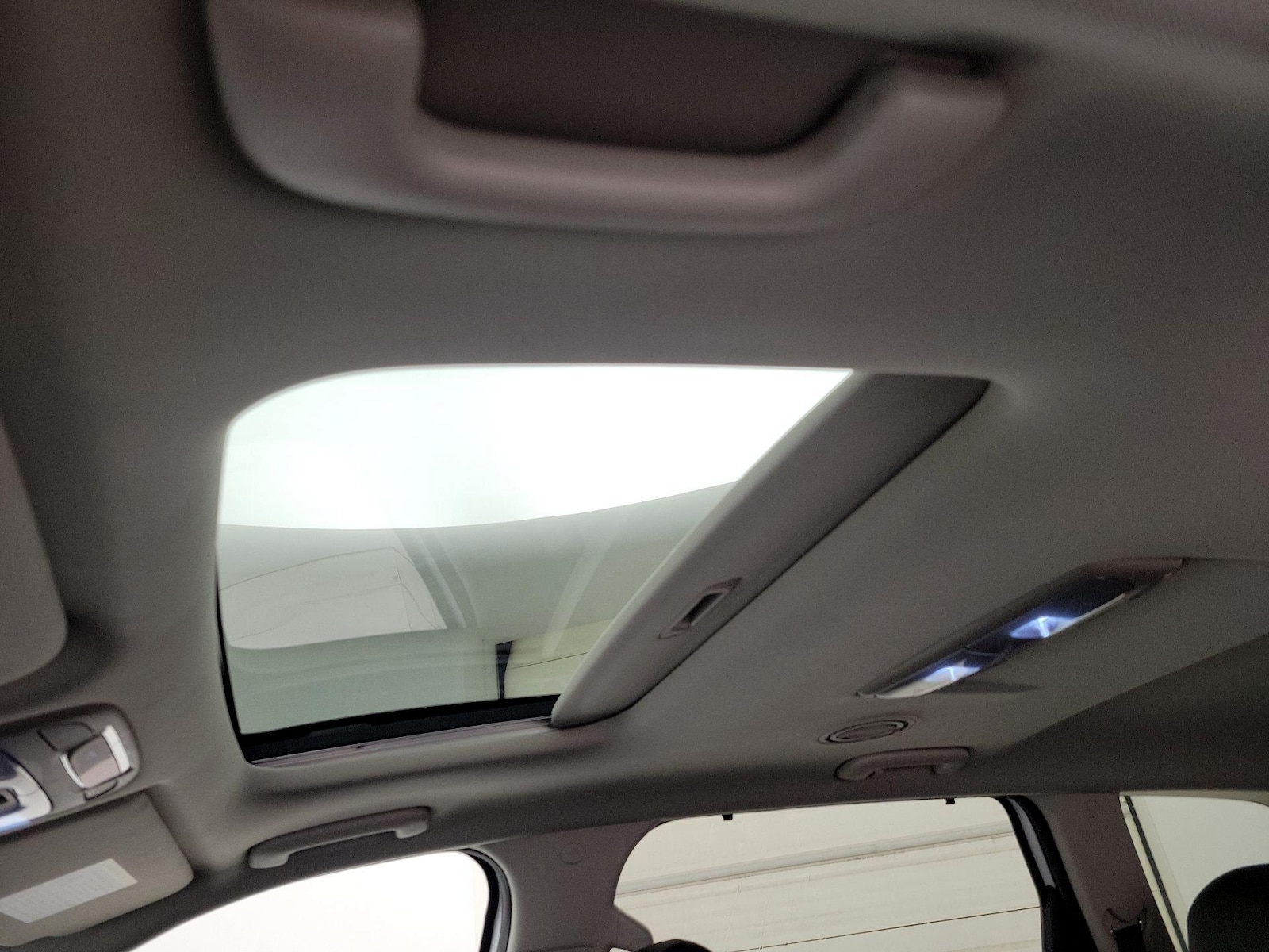 Sunroof(s) & Overhead Airbags