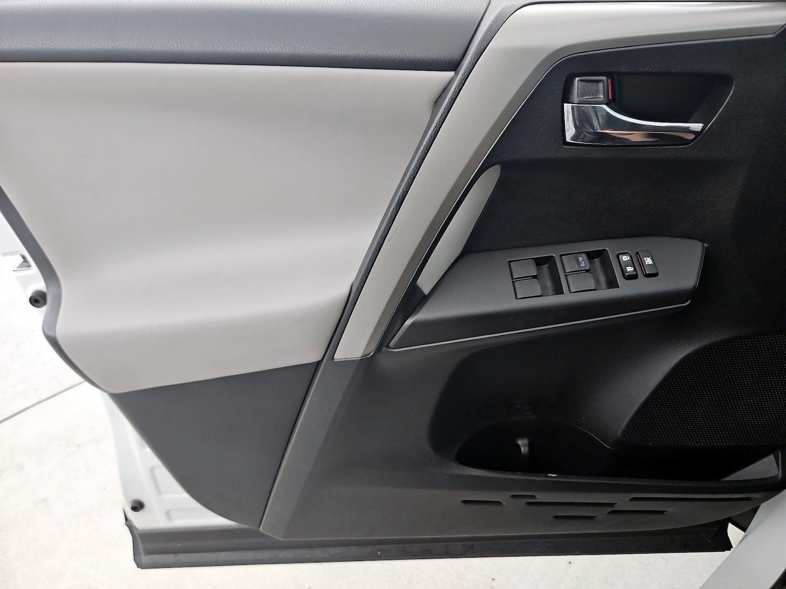 2016 Toyota RAV4 XLE - Photo 13