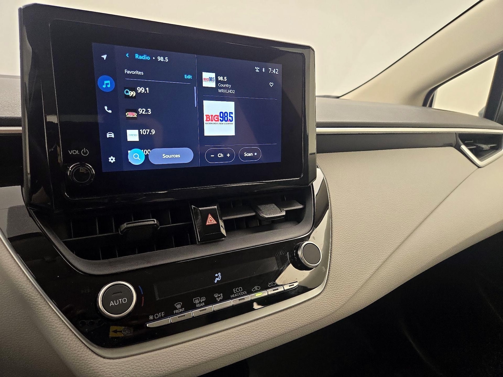 2026 Toyota Corolla LE - Photo 16