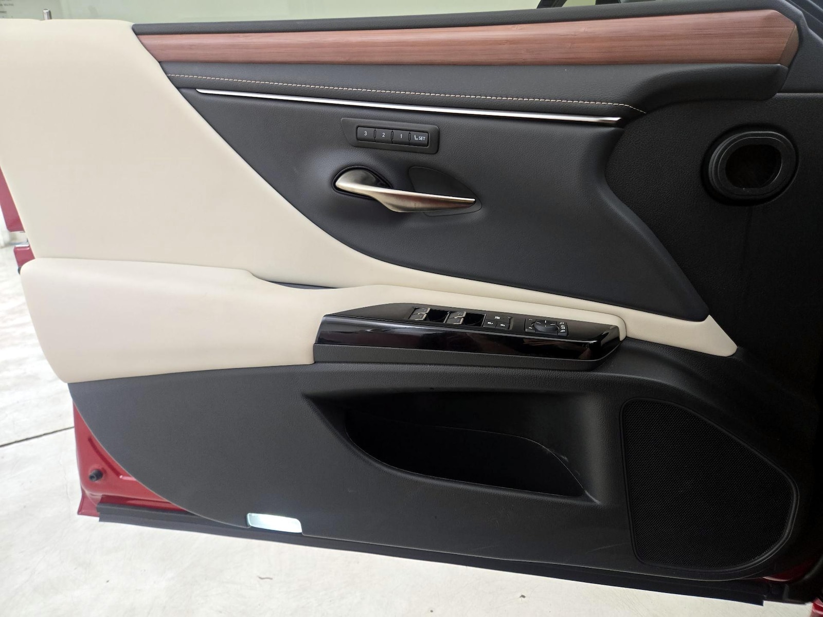 2025 Lexus ES 350 - Photo 13