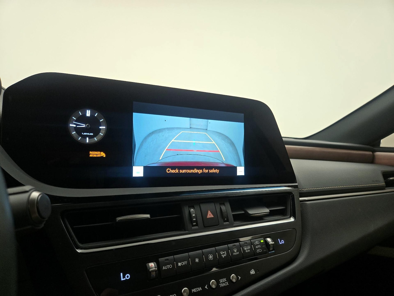 2025 Lexus ES 350 - Photo 15