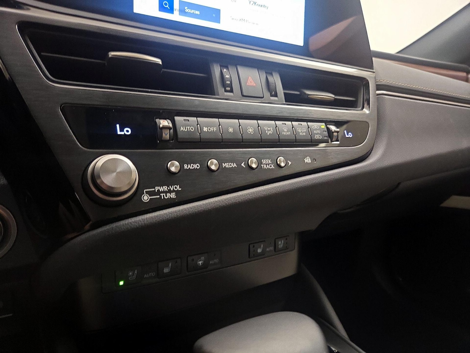 2025 Lexus ES 350 - Photo 17
