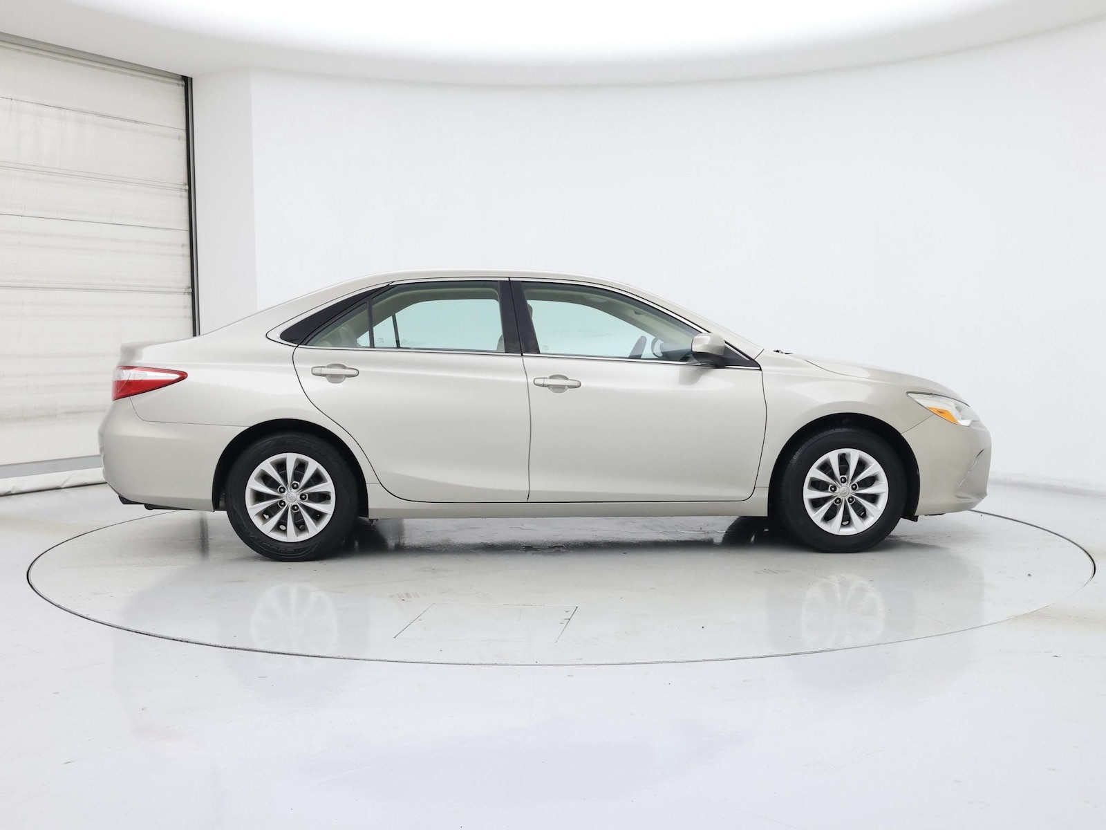 2015 Toyota Camry LE - Photo 8
