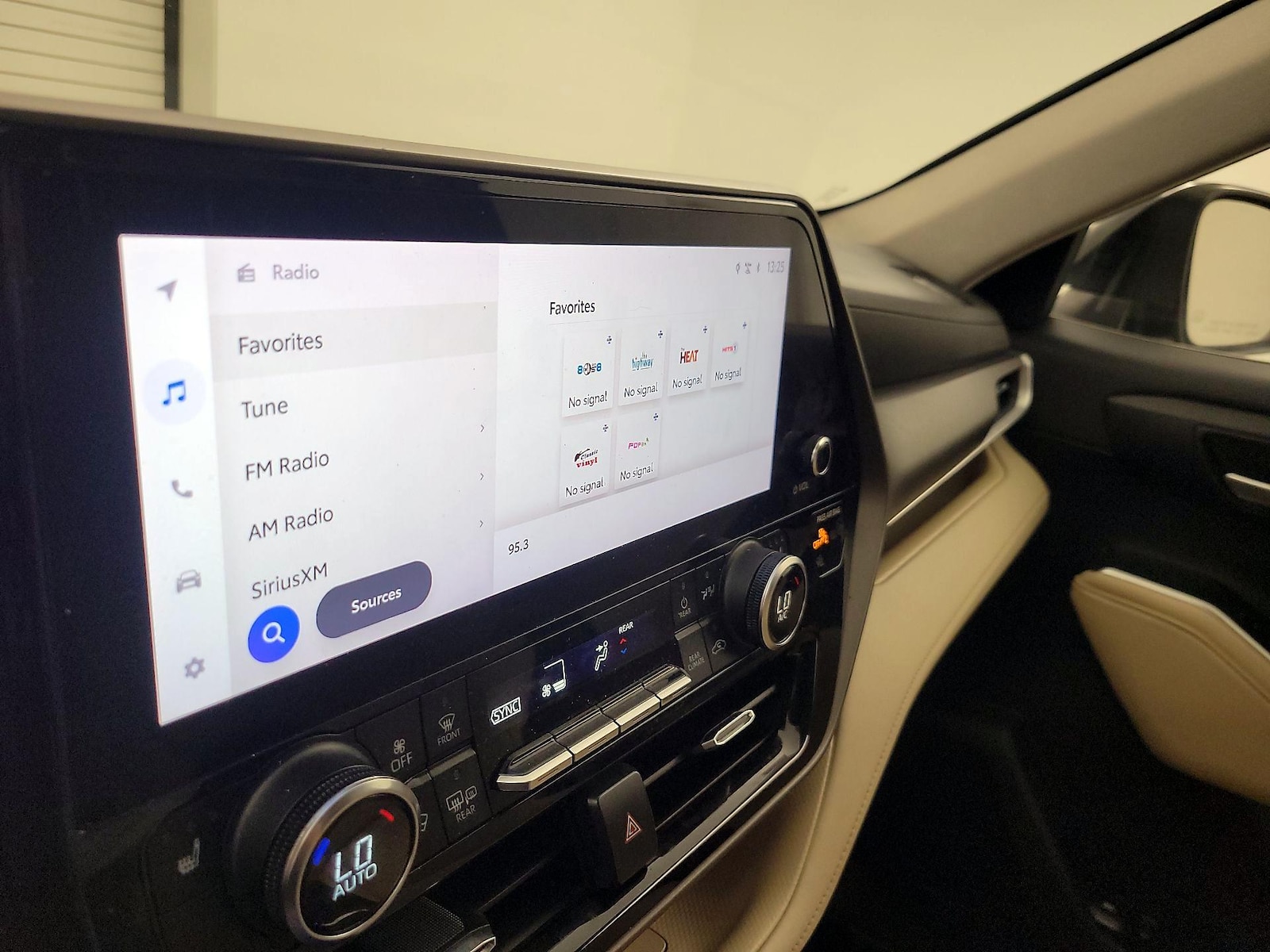 2023 Toyota Highlander XLE - Photo 16