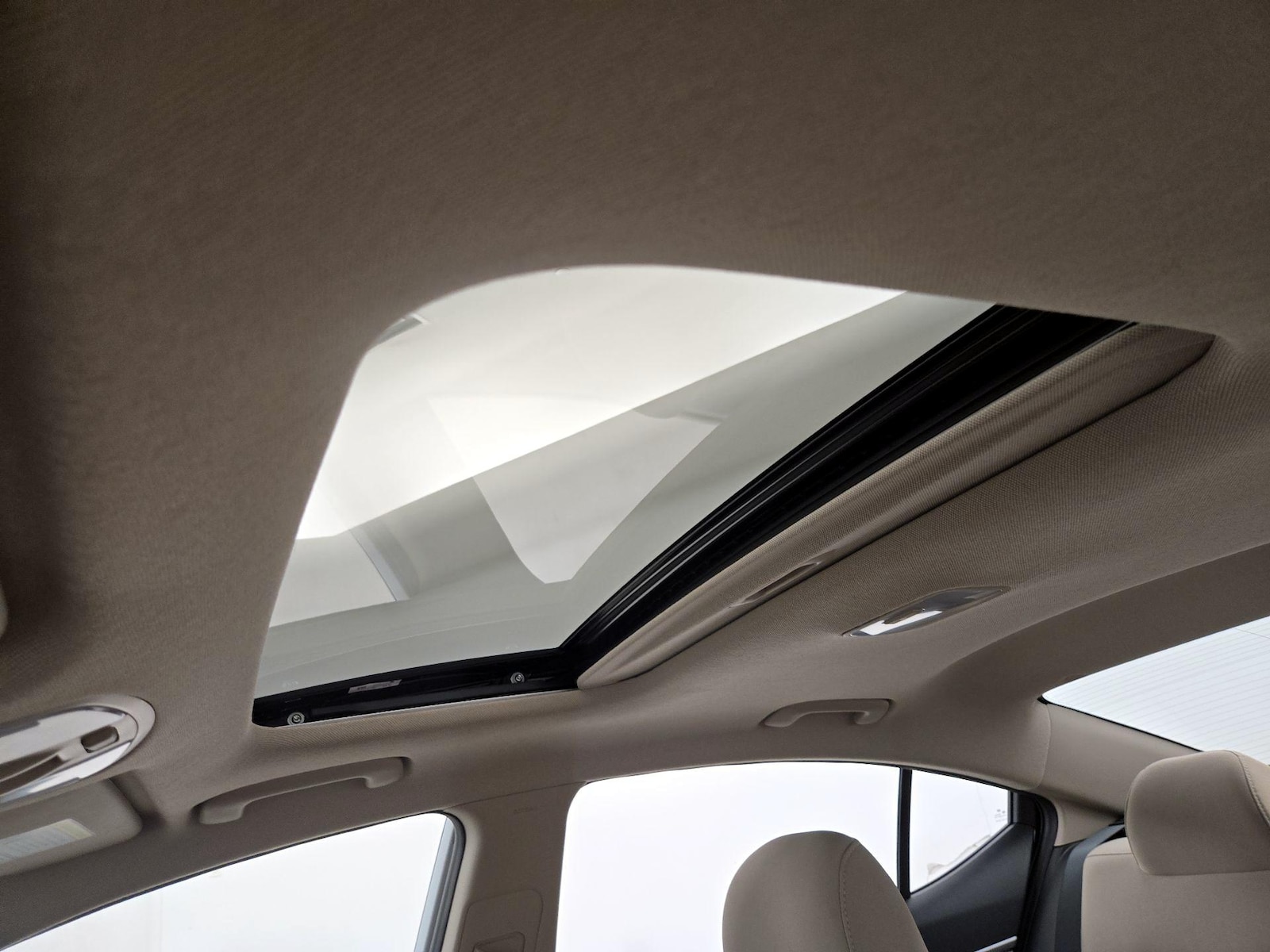 Sunroof(s) & Overhead Airbags