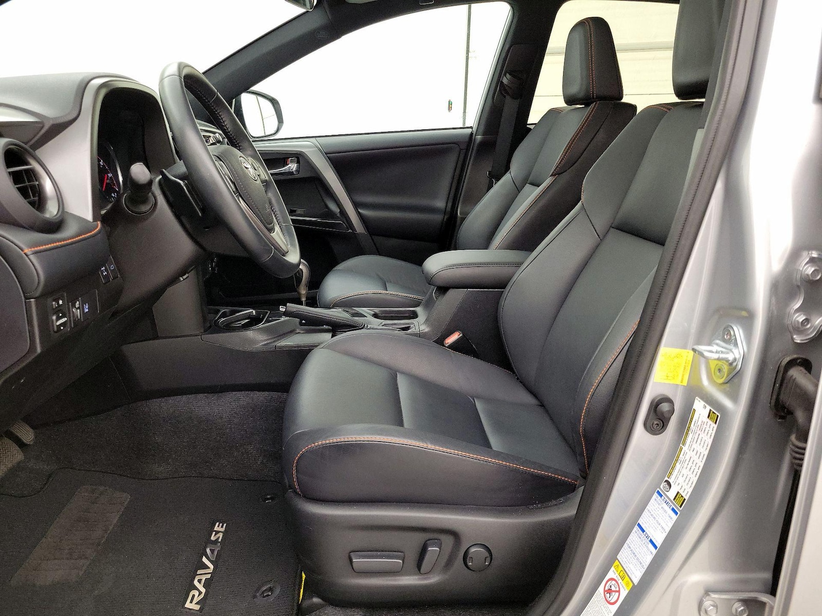 2017 Toyota RAV4 SE - Photo 12