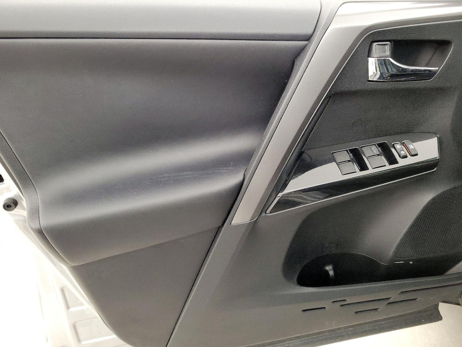 2017 Toyota RAV4 SE - Photo 13