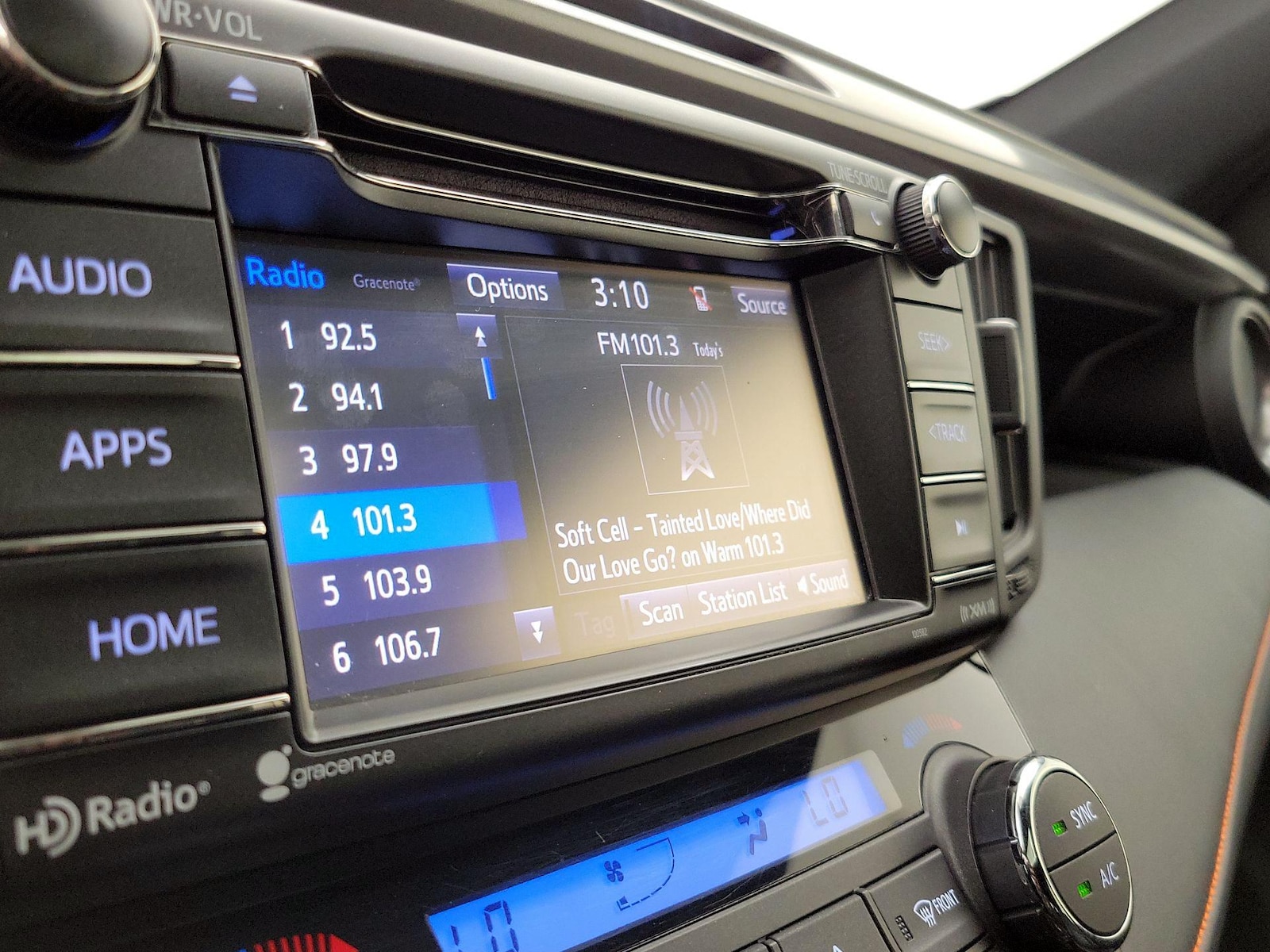 2017 Toyota RAV4 SE - Photo 16