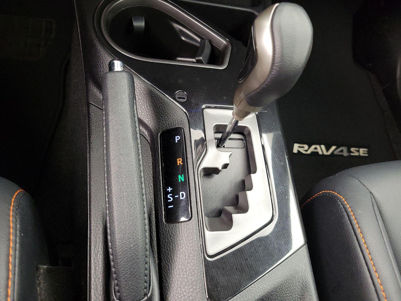 2017 Toyota RAV4 SE - Photo 18