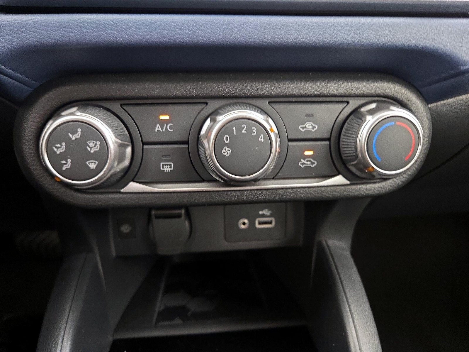 2025 Nissan Versa Sedan SV - Photo 16