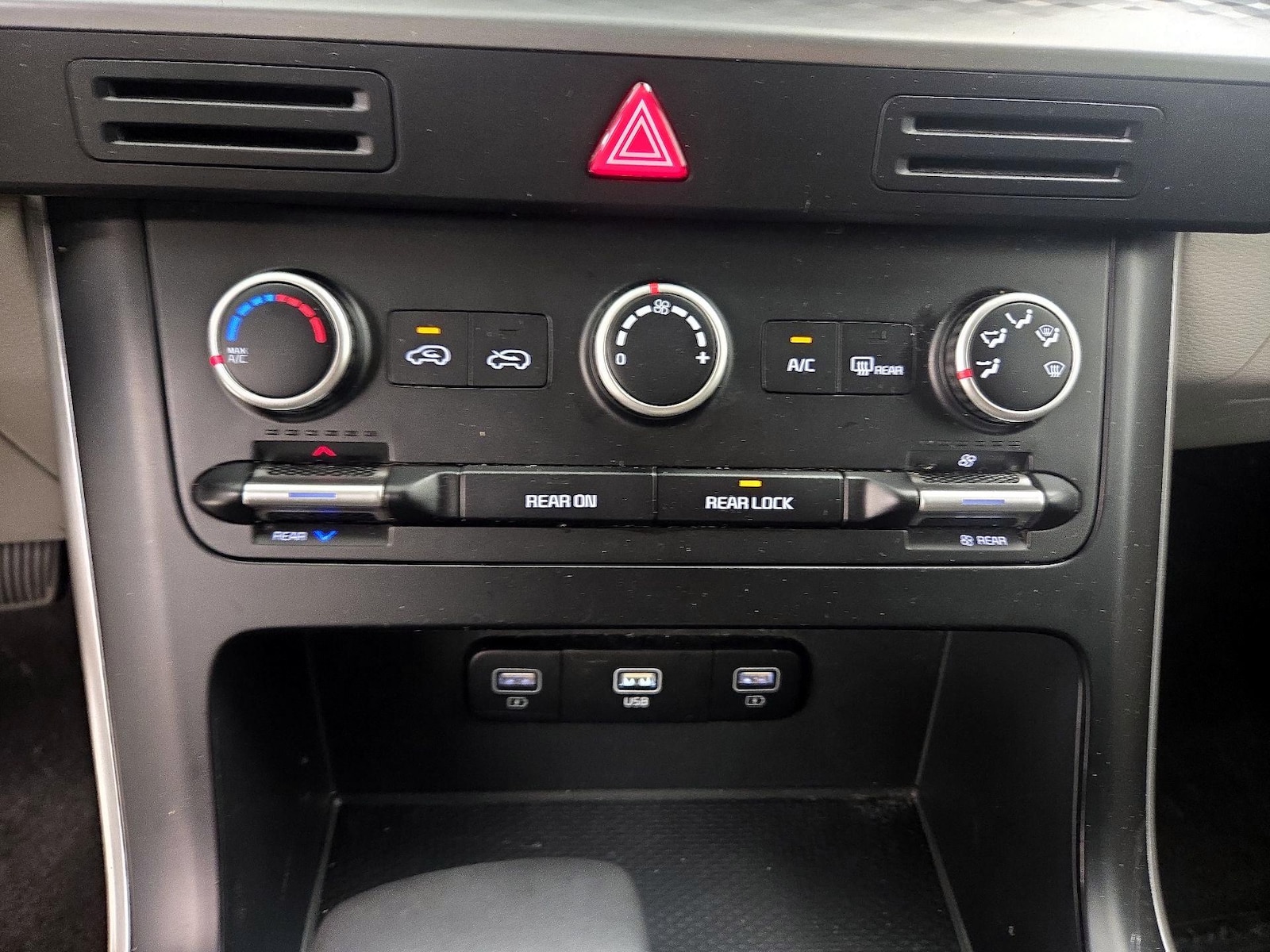 2024 Kia Carnival LX Seat Pkg - Photo 17