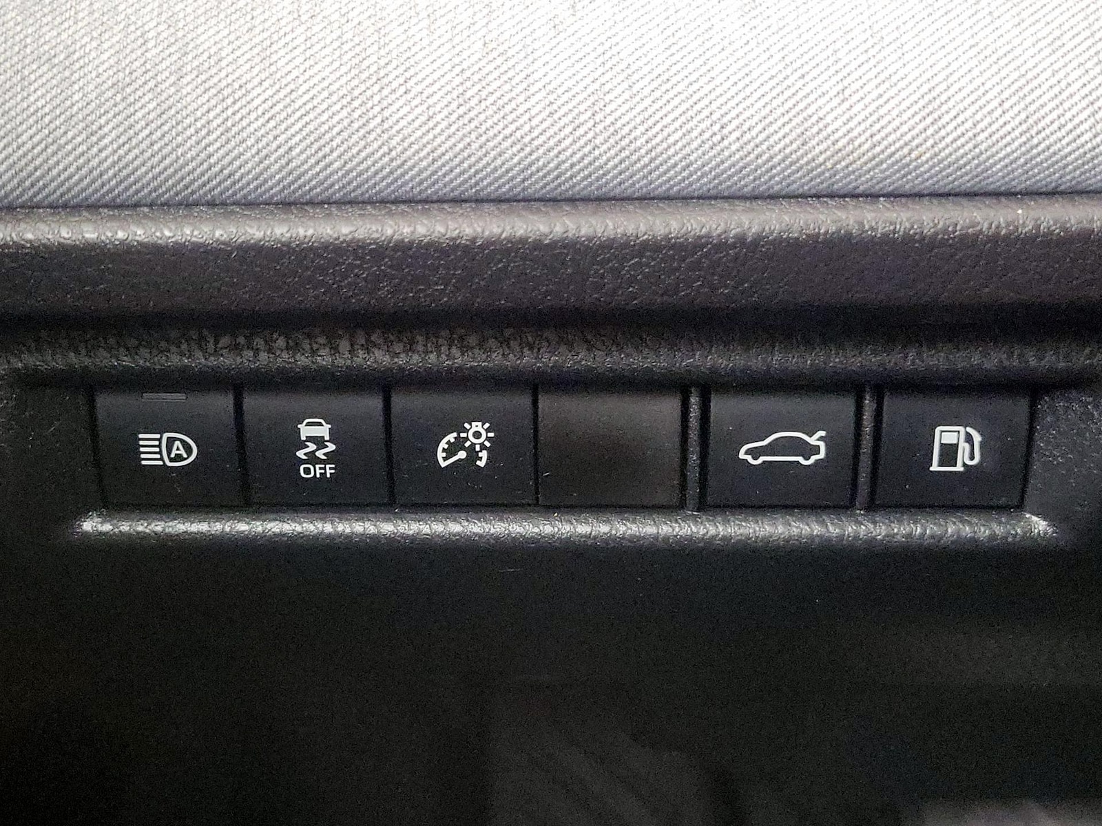 2026 Toyota Camry LE - Photo 14