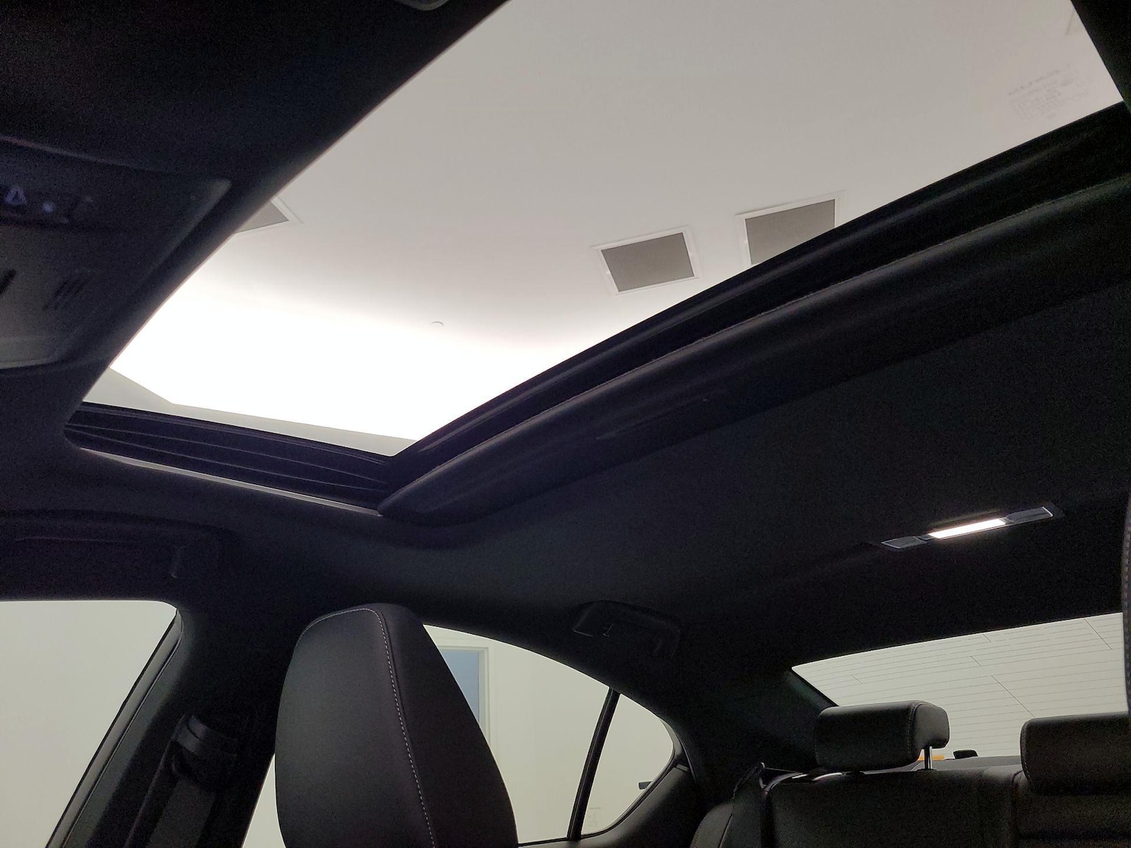 Sunroof(s) & Overhead Airbags