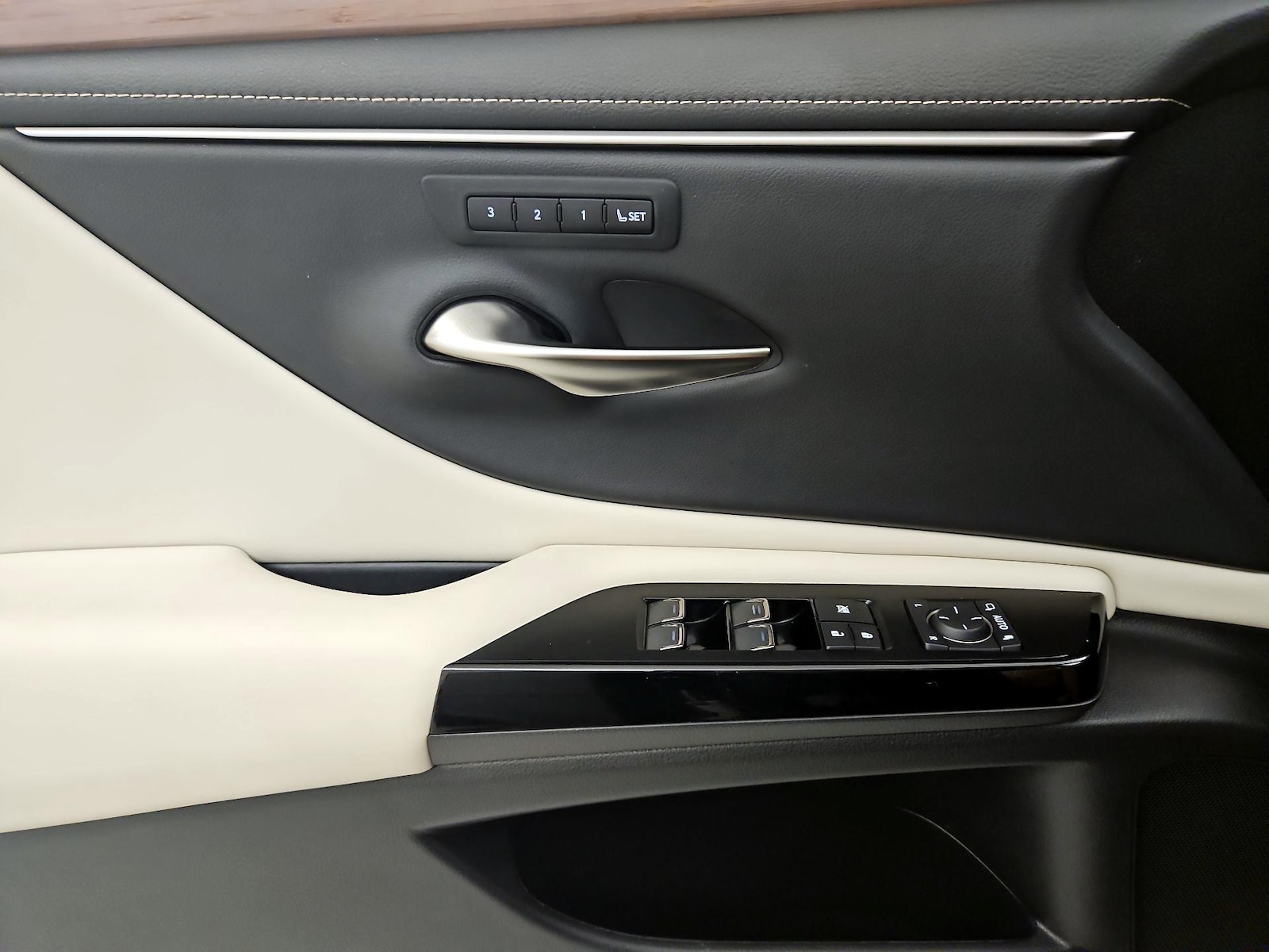 2024 Lexus ES Hybrid 300h - Photo 13