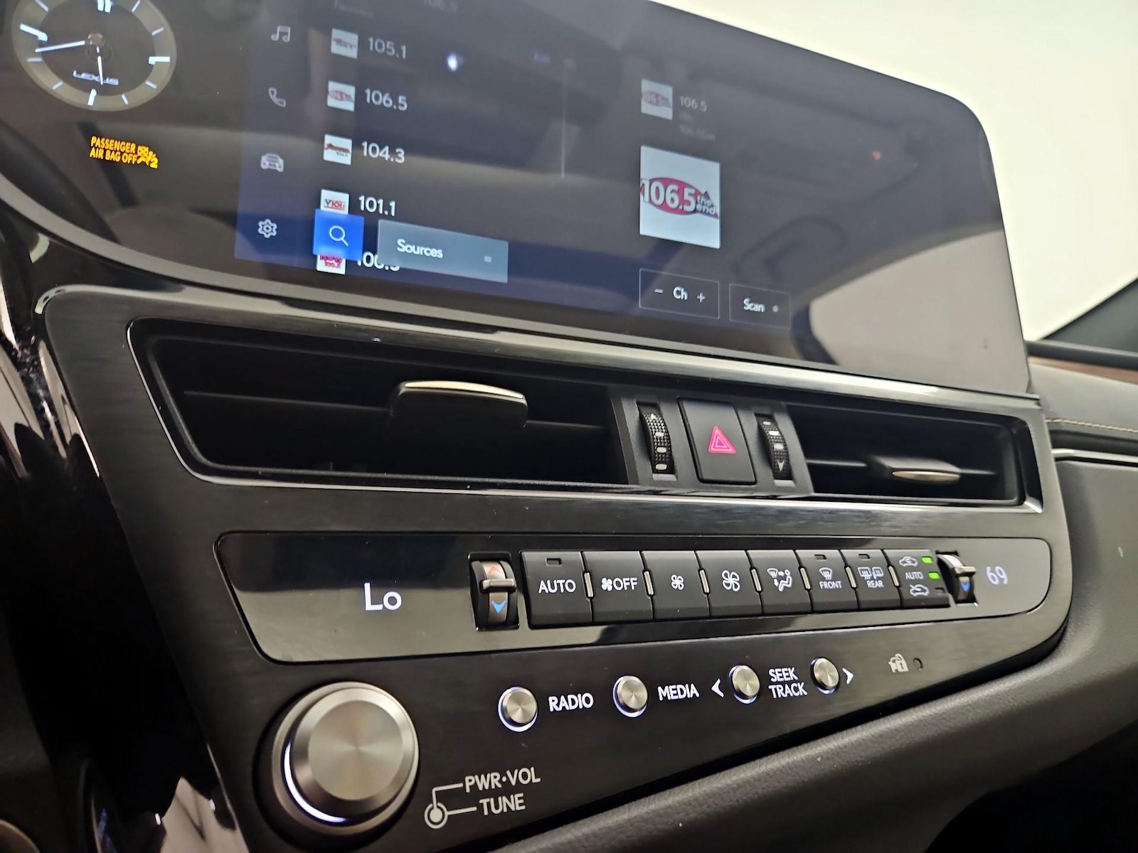 2024 Lexus ES Hybrid 300h - Photo 16