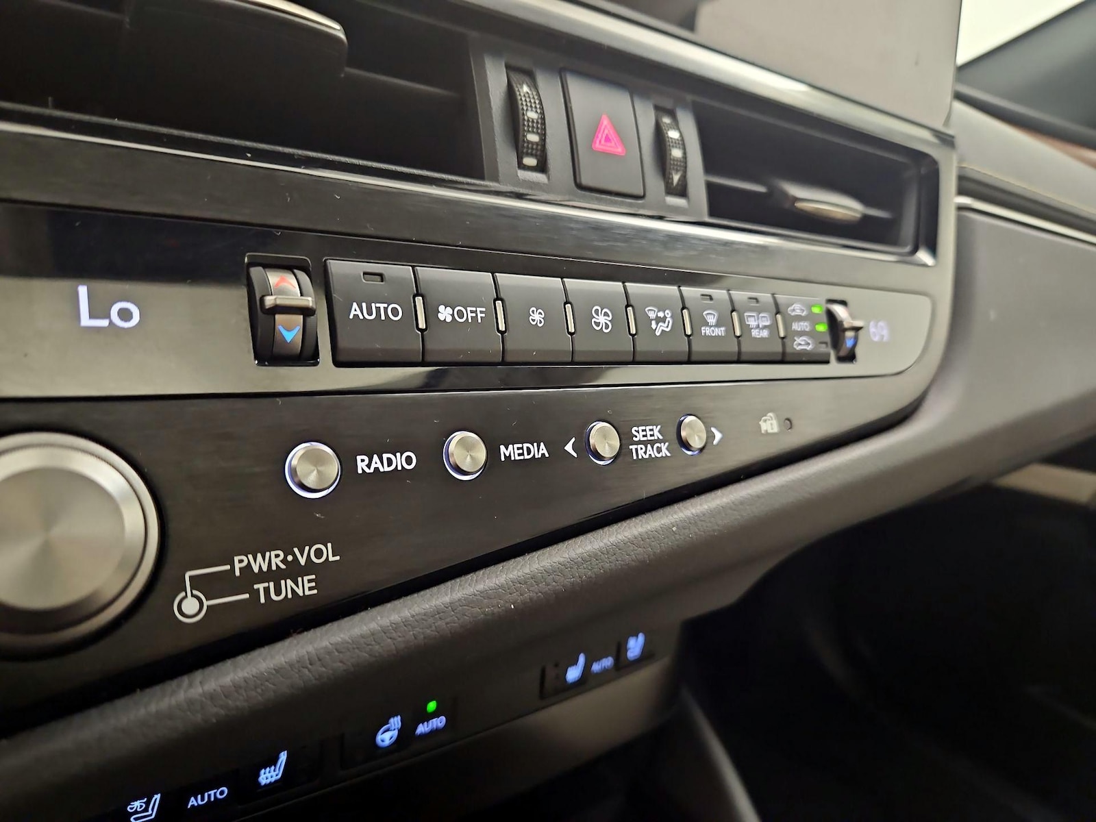 2024 Lexus ES Hybrid 300h - Photo 17